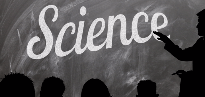 Capa do post com a sombra de 5 alunos olhando para o quadro negro em que a sombra de um professor mostra a palavra "Science".
