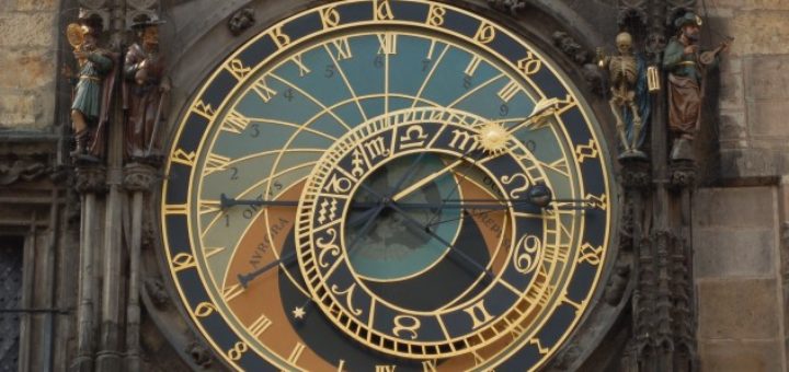 Relógio Astronômico de Praga marcando quatro horas da tarde.